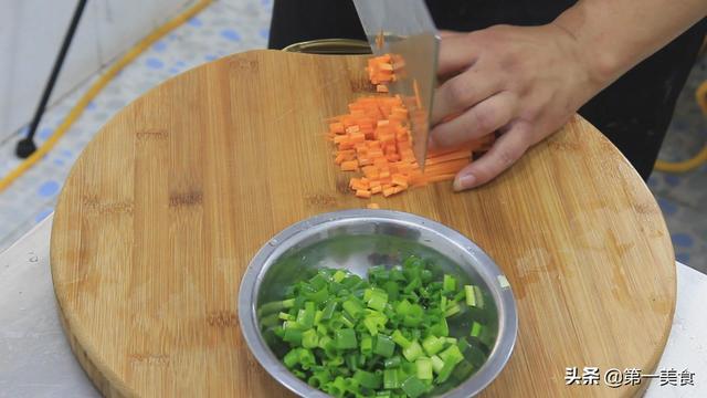 一盆面粉，两个鸡蛋，搅一搅，快速做出鸡蛋煎饼，柔软鲜香