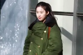 上世纪每家都有的保暖神器——军大衣，出门是衣服，在家是被子图片