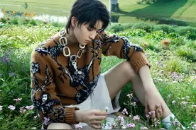 王俊凯登上《ELLE》八月刊，徜徉于花海中图片