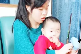 因为意外从小双目失明，盲人姑娘婚后坚强生活，能洗衣做饭带孩子视频封面