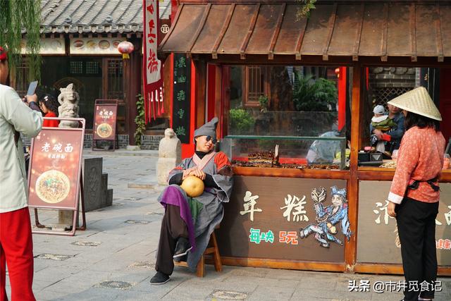 河南大叔卖切糕成网红，一天能卖五千多元，儿子“抢生意”也摆摊
