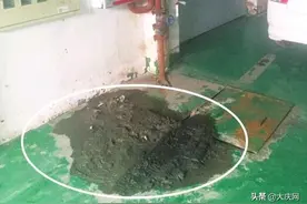 有味污泥堵车库大门 物业人员：会尽快清理干净图片