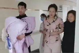 “硬核”产妇火了，顺产完自己捂着肚子走出产房，护士：第一次见图片