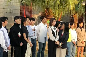 关晓彤大合影亮眼！C位独占欢呼声，新谋女郎躲角落，林允无人识图片