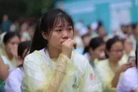 高考672分无缘清华，学生被父亲强迫复读，成绩出来后抱头痛哭图片