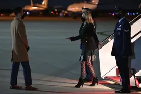 拜登妻子穿渔网袜引争议，保守派批她模仿性感女星，支持者称她应有穿衣自由图片