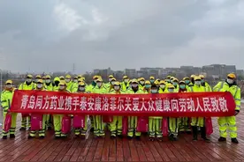 小礼包大爱心！青岛同方药业、泰安康洛菲尔企业为环卫工送去暖冬大礼包图片