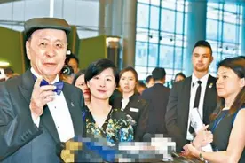 91岁千亿富豪吕志和带长发美女喝糖水，结婚70年太太给足自由图片