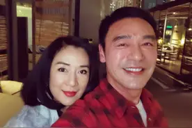 58岁吕秀菱近照曝光，时隔39年与钟镇涛合照，俊男靓女仍般配图片