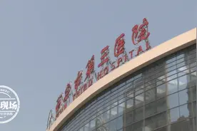 牙真的笑掉了！7旬老太与孙子逗乐，一不小心误吞整排假牙图片