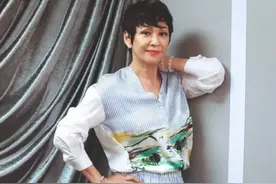 周润发前妻余安安吐露辛酸，单身带娃无助痛哭，近照嫩成40岁图片