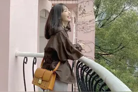 李菲儿穿搭不走寻常路！咖啡色上衣搭配针织裙，不显腰身还很时尚图片