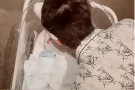 姜潮每天亲女儿100下，这个习惯真不好图片