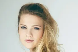 德国美女钢琴家茱莉亚·林德勒弹奏巴赫的《羊儿可以安静地吃草》图片