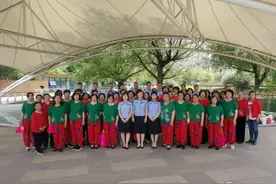 法制支队践行"我为群众办实事"实践活动，警民共庆党的100周年华诞图片