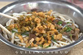 桂林60年传奇米粉老店，竟连门都没有图片