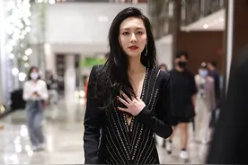 黄梦莹领子还是穿高点吧，差点开到肚脐眼，走起路来还要靠手来遮图片