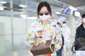 王鸥厉害了，下半身穿条“安全裤”就出门，露出“牛奶腿”太吸睛图片