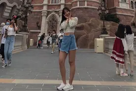 她的体重高达142斤，身材毫无赘肉，小蛮腰、蜜桃臀性感无比图片