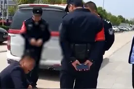 安徽一男子科目三没过情绪崩溃痛哭，众人劝导反被其一句话逗乐图片