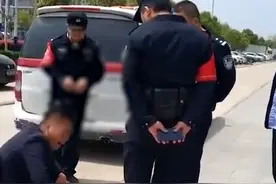安徽一男子科目三没过情绪崩溃痛哭，众人劝导反被其一句话逗乐图片