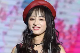 黄婷婷的舞台穿搭，时尚少女风气质出众图片