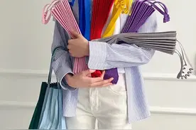 忘记菱格包！三宅一生的“褶皱包”才是品牌灵魂，买了一个嫌不够图片