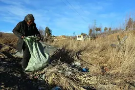 拾荒老人捡到7斤铁疙瘩，转手卖出12000块，专家感叹：没了3个亿图片