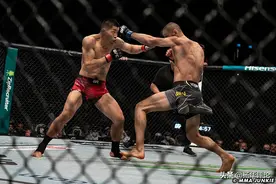 李景亮大意了！过早被下潜摔倒失去站立优势，其实并非没爆冷机会图片