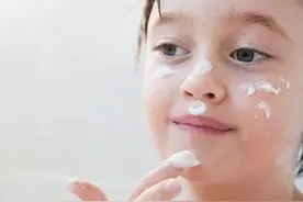秋天孩子皮肤脱皮？妈妈买给娃的玩具和营养品错了！润肤霜没用图片
