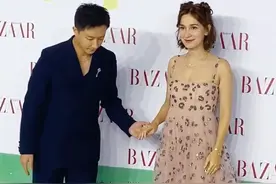 韩庚携36岁混血老婆走红毯，穿宽松吊带体态丰腴，侧身臃肿疑怀孕图片