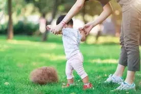 宝宝人生第一步，和智力有啥关系？宝宝走路早晚其实与性格有关图片