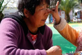 女儿出生看到她的长相后，爸爸态度180度转变，外婆愤怒了图片