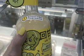 又出事！喜茶错拿饮料样品，喝下硅胶仿真水，顾客催吐洗胃后拒不提供成分报告图片