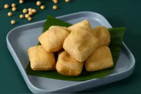 做炸豆腐时，直接下锅炸是大错！学会多做一步，豆腐酥香吸油少图片