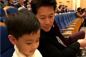 同是星二代，邓超“散养”儿子蔡国庆“圈养”儿子，俩娃差别明显图片
