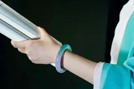 颜值不输翡翠的5种玉镯，各个美艳动人图片