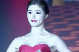 环球旅游小姐走秀摔倒，忙拉裙子怕走光，崴脚忍着疼痛走完全程图片