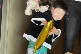 沈腾儿子成儿童节最大赢家！穿短袖小肉脸超萌，笑起来跟爸爸好像图片