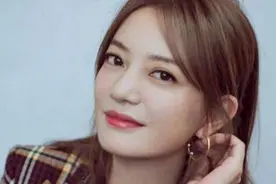 赵薇十几年的拍摄的广告，以前没注意，现在才看到背景板都是巨星图片