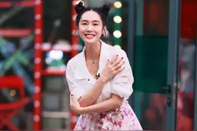 朱茵49岁还追求少女感，穿短裙还扎“哪吒头”，却被双手暴露年龄图片