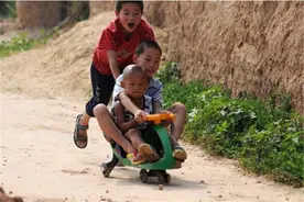 把孩子送到奶奶家住，暑假结束娃变样，亲妈认不出：这是我儿？图片