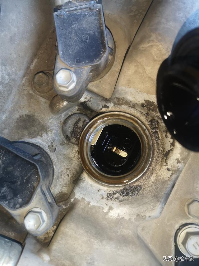 报价22万的雷克萨斯RX270，开10万公里就漏油，还能传三代吗？