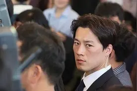 韩国总统贴身保镖因太帅走红，无奈辞职开起理发店图片