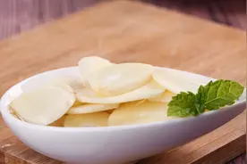 每日一问82：为什么饭菜油烟、汽油、蒜等物质在与人体接触后即使反复清洗都不能完全去掉味道？图片