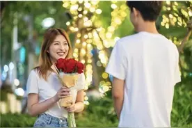 女人对你“感觉”如何，这几个“动作”一试便知图片