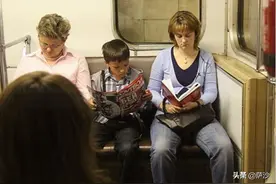 欧美人在地铁看书报是因为手机没信号？主要还是他们有读书的习惯图片