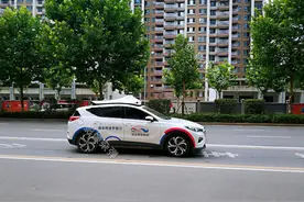 实拍长沙街头无人驾驶出租车，每车配安全员，市民好奇来“尝鲜”图片