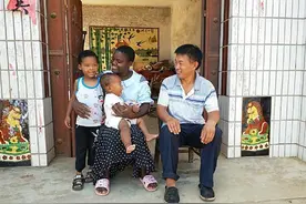 河南农民娶非洲姑娘没花一分钱，生下两个儿子，村民：他真有福气图片