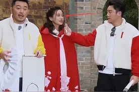 郑恺偷瞄杨颖毫不遮掩，女方反应信息量太大，网友：你才刚结婚图片